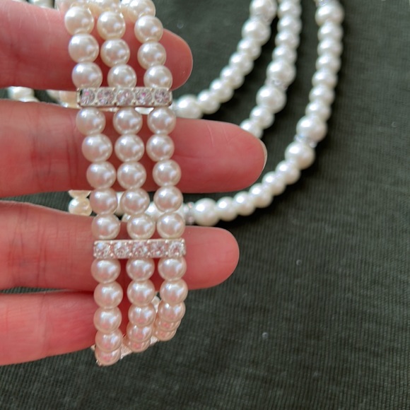 3-Strand Pearl necklace with matching bracelet and earrings - Picture 1 of 4